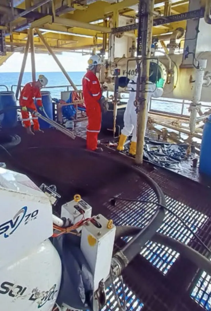 Solidsvac SV70 cleaning pits on an offshore platform