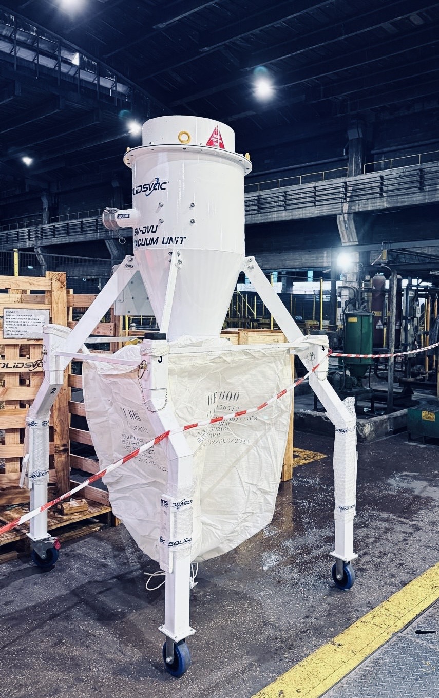 SV-DVU Dry Vacuum Unit set up for garnet re-bagging operation